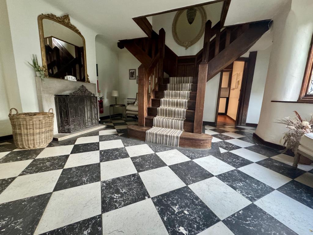 Lot: 43566 - COUNTRY ESTATE COMPRISING 5 BEDROOM MANOR HOUSE, WEDDING VENUE WITH 7 BEDROOM HOUSE, 6 ECO LODGES, 5 COTTAGES, 2 TENNIS COURTS, WORKSHOP AND ANCILLARY ACCOMMODATION - SET IN OVER 20 ACRES - Hayne Barn entrance hall